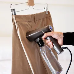 S-Nomad met eigen waterfles in gebruik op een broek S-Nomad met eigen waterfles in gebruik op een broek