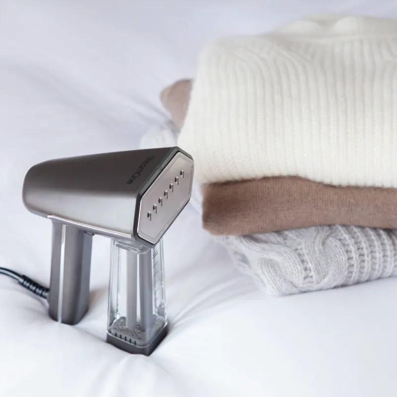 Kledingstomer S-Nomad naast kleding Kledingstomer S-Nomad naast kleding